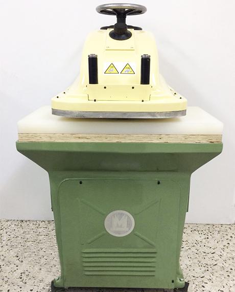 Troqueladora de Bandera Moenus