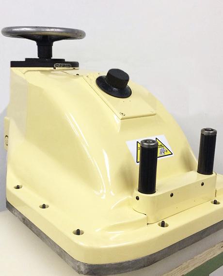 Troqueladora de Bandera Moenus